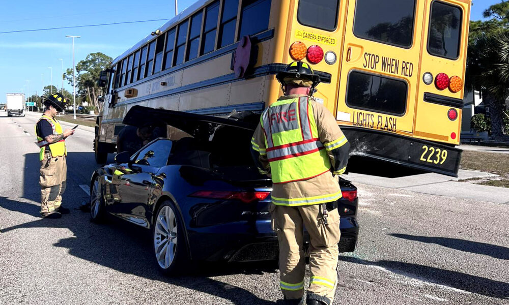 Acidente Chocante Na Florida Jaguar F Type Fica Preso Sob On