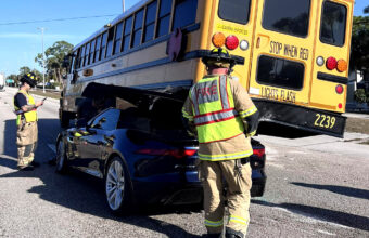 Acidente Chocante Na Florida Jaguar F Type Fica Preso Sob On