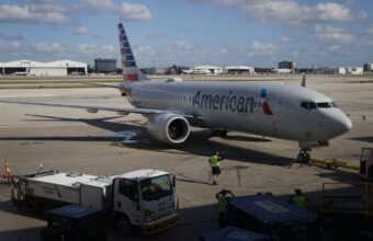 Boeing Da American Airlines Pousa Com Bala Na Asa Apos Voo P