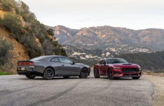 Dodge Charger Vs Ford Mustang O Duelo De Duas Filosofias Hero Scaled