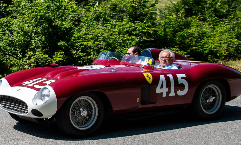 O Ferrari Quatro Cilindros Que Ruge Como Cortador De Grama M