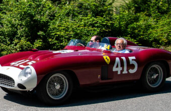 O Ferrari Quatro Cilindros Que Ruge Como Cortador De Grama M