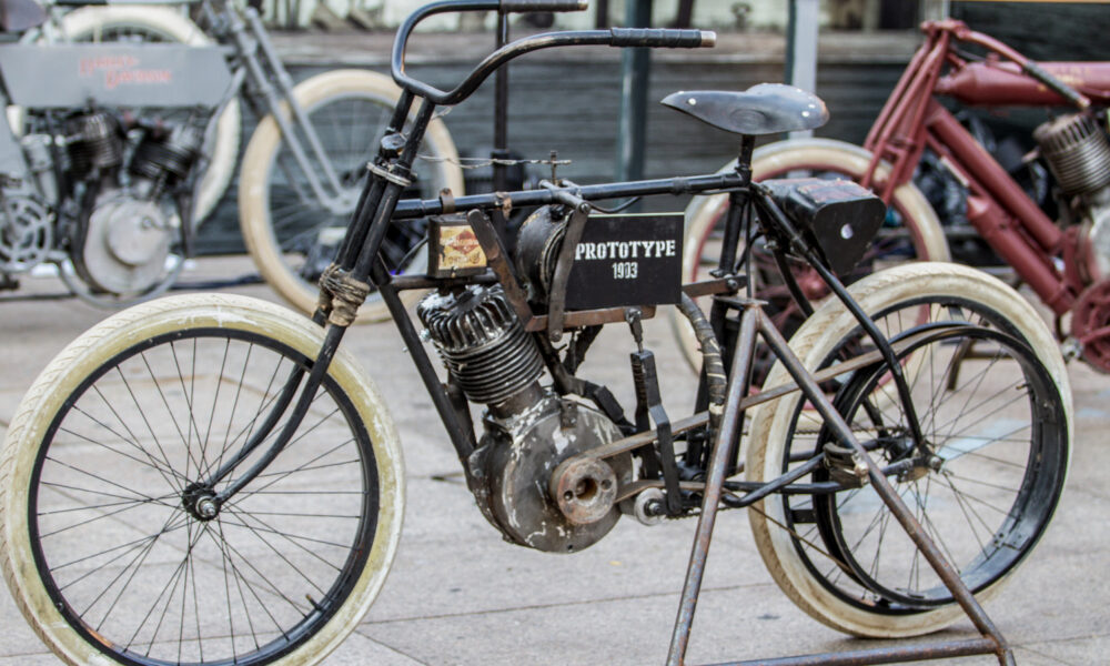 Pedalando Para A Lenda A Curiosa Origem Das Primeiras Harley Davidson