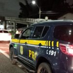 Prf Detem Motoristas Por Racha Sob Chuva Na Br