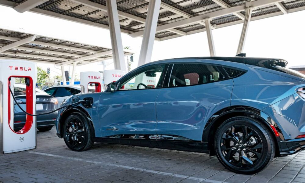 Tesla Constroi O Maior Supercharger De Michigan Perto De Det