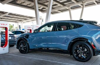 Tesla Constroi O Maior Supercharger De Michigan Perto De Det